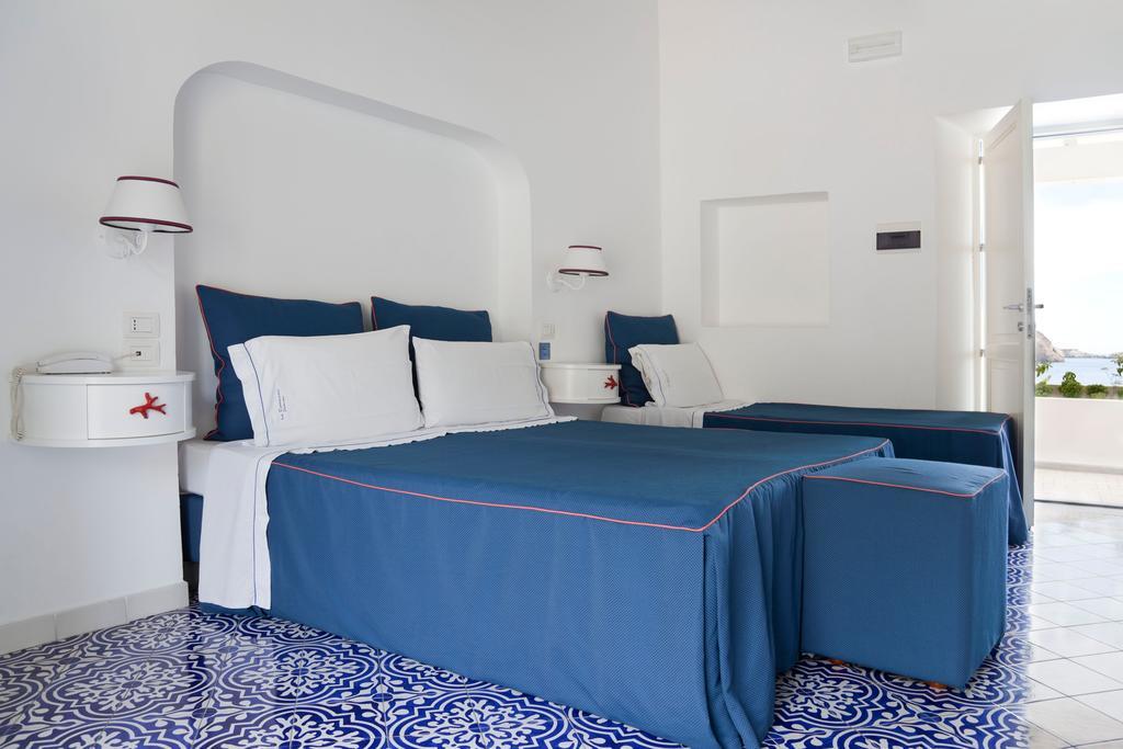 Hotel La Terrazza Panarea Pokoj fotografie